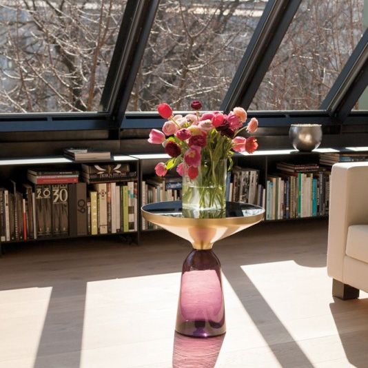 Classicon Bell Beistelltisch in amethyst violett mit Blumenstrauß