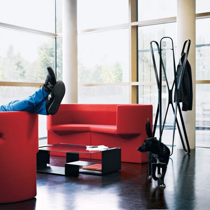 Garderobenständer ClassiCon Saturn in schwarz im Wohnzimmer