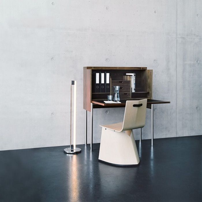 ClassiCon Tube Light Stehleuchte am Arbeitsplatz
