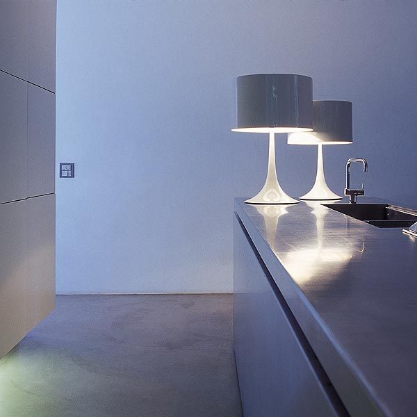 Flos Spun Light T1 Tischleuchte weiß eingeschaltet