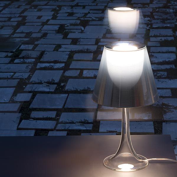 Tischlampe Miss K in Silber eingeschaltet