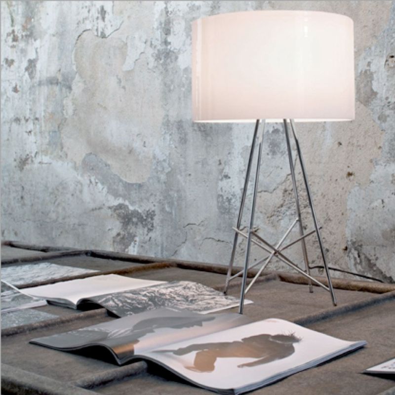 Flos Ray T mit Glasschirm eingeschaltet