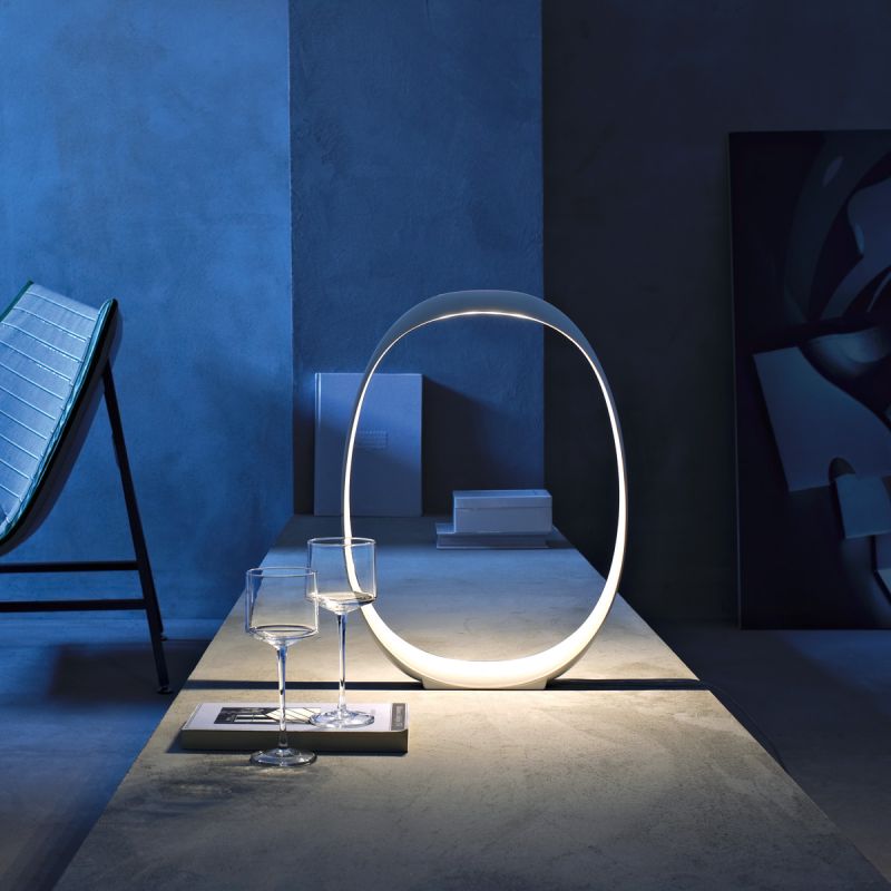 Anisha Grande in weiß von Foscarini eingeschaltet Anisha Grande in weiß von Foscarini eingeschaltet