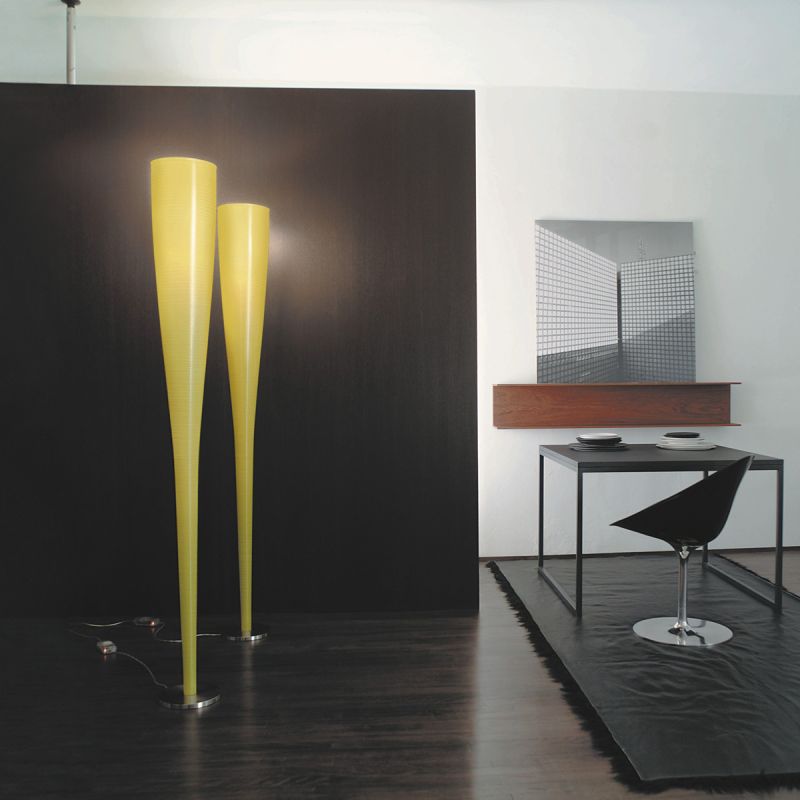 Standleuchte Foscarini Mite gelb eingeschaltet - Pärchen