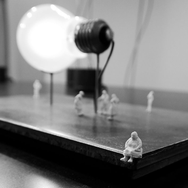 Ingo Maurer I Ricchi Poveri - Monument for a Bulb Ingo Maurer I Ricchi Poveri - Monument for a Bulb