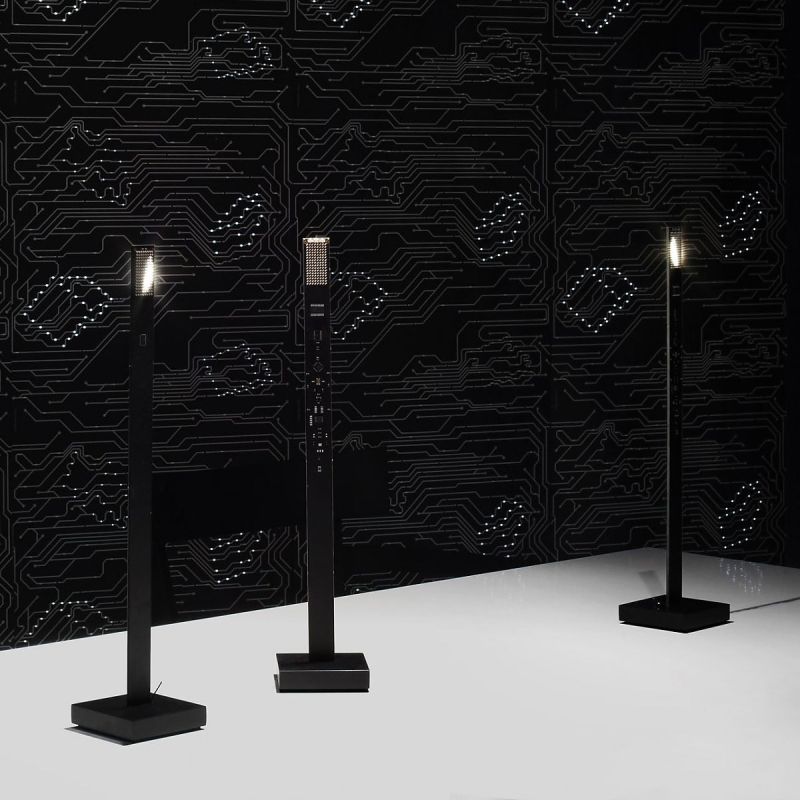 Ingo Maurer My New Flame LED Tischleuchte in schwarz eingeschaltet