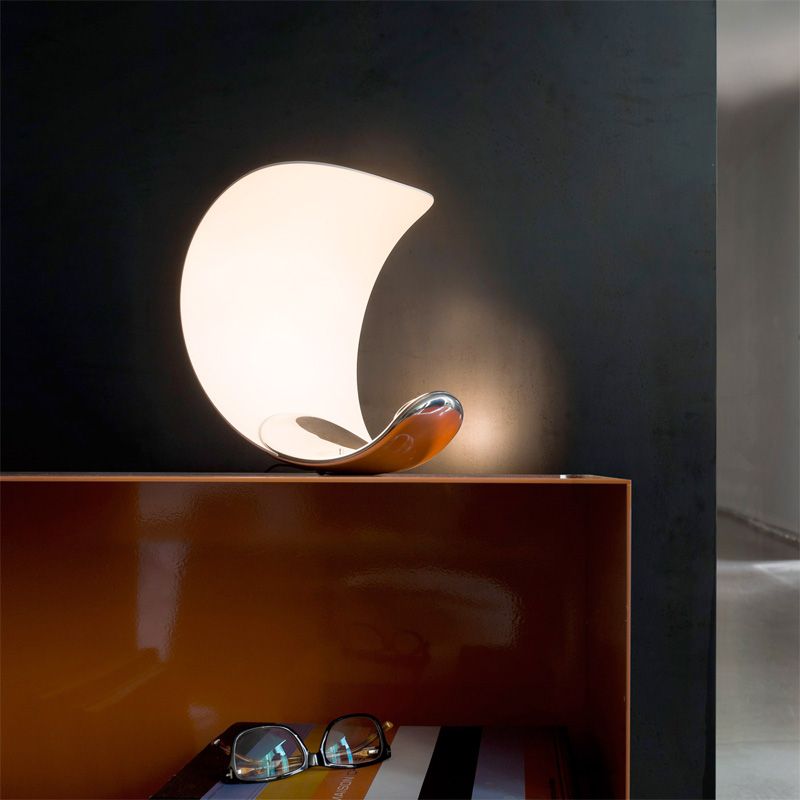 Luceplan Curl LED Tischleuchte auf dem Sideboard